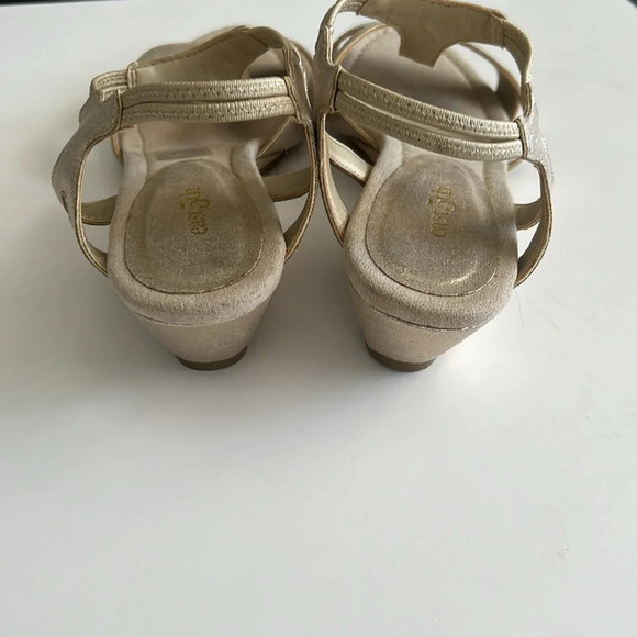 East 5th strappy champagne gold Sandals with jewels - Picture 4 of 8